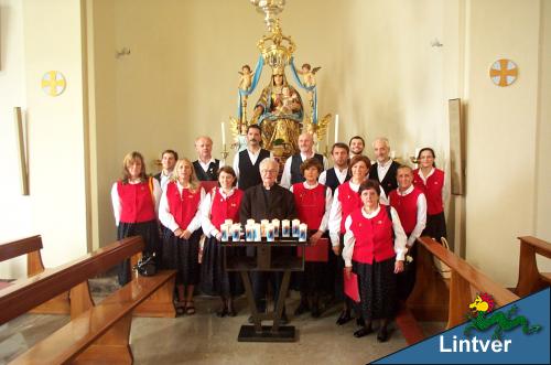 Foto di gruppo col celebrante novantaduenne