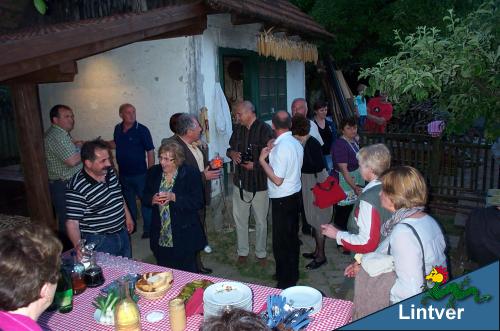 iniziano i festeggiamenti a base di...